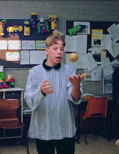 ‘Exercise with the clay ball’. The child experiences and practices the locomotory interaction between the right and the left hand. This creates a better flow between the two sides of the brain via the corpus callosum. The exercise can be carried out individually but also in exchange between children in a group/class. Then children will experience the temperature, the weight, the moistness and the volume of the clay ball and that it can be different for each hand and also for each person. (Sensomotory exercises / Al Pesso and Lev Vygotsky’s hand-eye coordination).